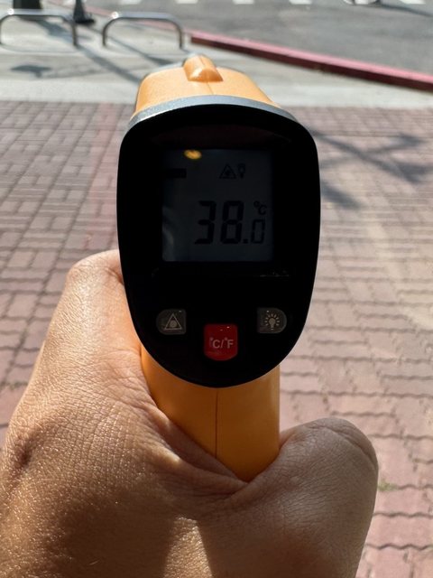 貼膜前,測溫槍量玻璃表面 38.0°C